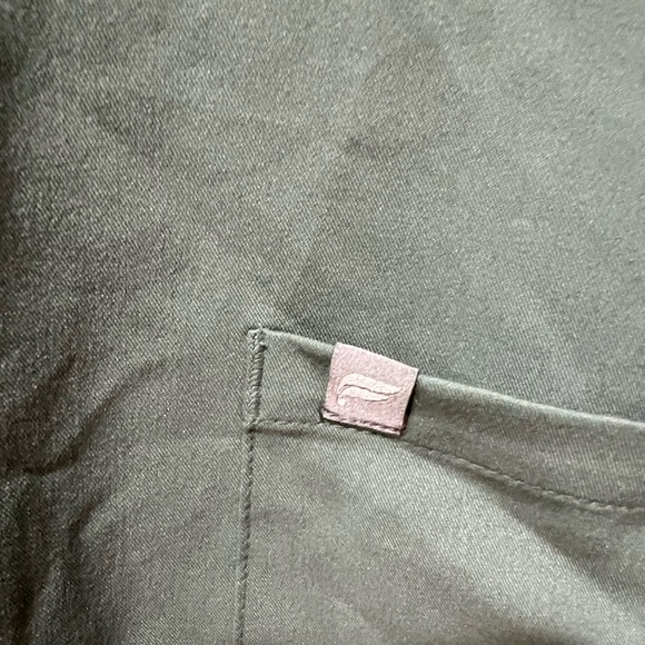 Fabletics Women’s Sage Green V-Neck Scrub Top Size Large, EUC, pockets - Picture 2 of 6